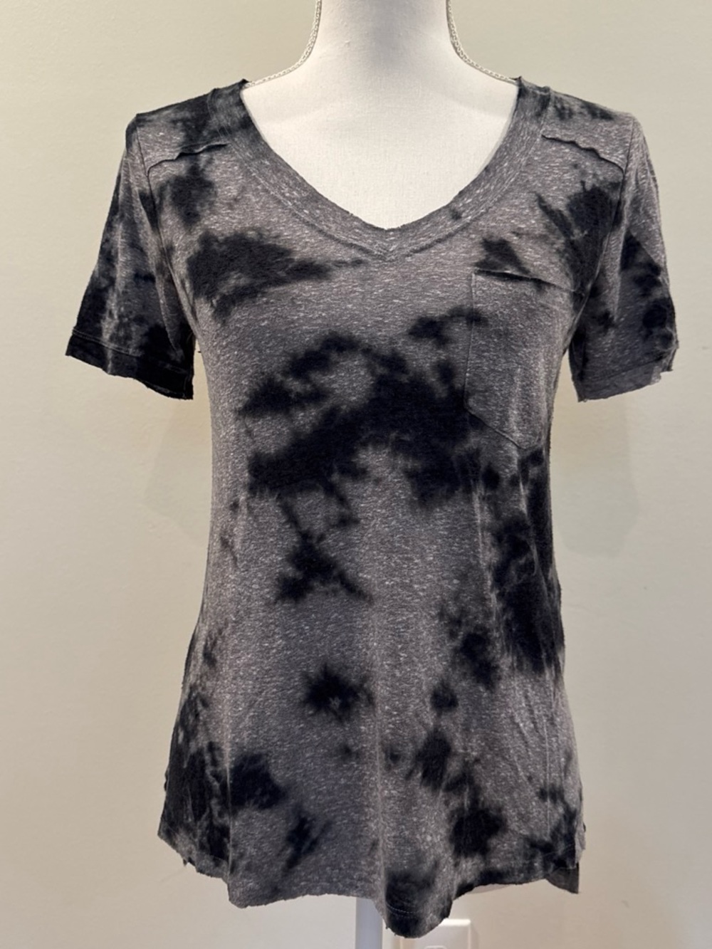 Rock & Republic Black & Gray Tie-Dye V-Neck Pocket Tee